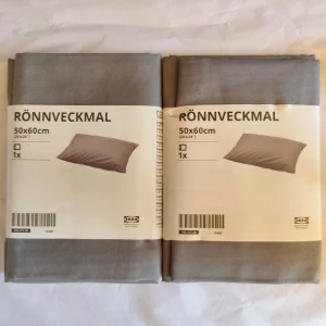 Rönnveckmal örngott Ikea  - Ikea Rönnveckmal örngott 2 stycken helt nya i förpackning. Ljusgrå. Färgen har utgått ifrån Ikeas sortiment. 100% bomull. 50 x 60 cm 