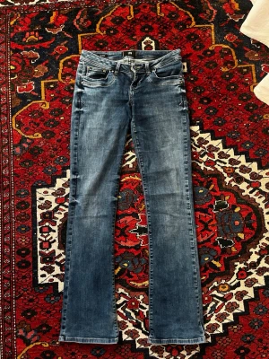 Blå bootcut jeans LTB - Snygga LTB jeans i en ljusare blå färg, lågmidjadd och sköna. Lite små på mig, är i storlek 25/34 och passar xs/s/m lite beroende på hur du vill att dem sitter😄
