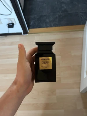 Tom Ford Tobacco Vanille EdP 100ml - Tom Ford Tobacco Vanille Eau de Parfum. Köpt här på plick med kvitto och box ny. Använt några få milliliter bara skulle gissa 90 om inte mer som finns kvar. Säljer då jag har så många andra parfymer som kommer mer till använding. Kvitto finns om de finns behov att se. Priset är satt då den är köpt här på plick.