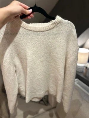 Krämvit stickad Gina tricot tröja  - En krämvit stickad tröja med rund halsringning och långa ärmar. Tröjan knappats använd men ändå lite nopprig. Den är från Gina tricot i storlek xs 