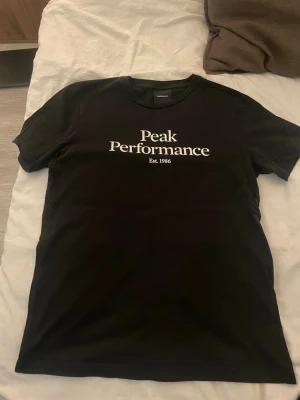 Peak performance t-shirt - En peak performance tröja som jag fick i present. Bra skick och typ aldrig andvänd. I storlek 160 skriv för mer frågor 