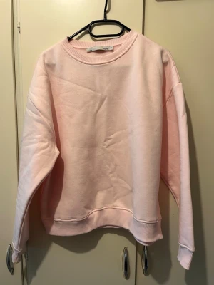 Rosa tröja strl M  - Ljusrosa tröja strl M. Material: bomull och polyester. Mycket fint skick, knappt använd. 