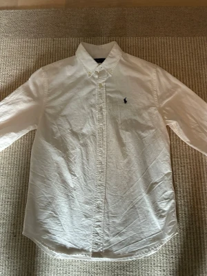 Ralph lauren skjorta - Säljer en Ralph lauren skjorta. Skjortan är inte använd så mycket och säljer för att den inte passar längre. Storlek S. Kom privat om några funderingar 