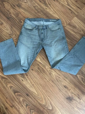 Grå jeans - Snygga grå jeans från Zara Man med klassisk femficksdesign och raka ben. Jeansen har en lätt tvättad look och normal midja. Perfekta för en avslappnad stil och passar till det mesta. Materialet är bomullsdenim. 32W och 32L
