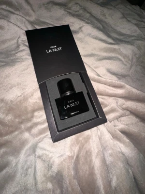 La Nuit  - Säljer en parfym från CAIA i doften La nuit. Helt oanvänd. Pris gör att diskuteras 💐