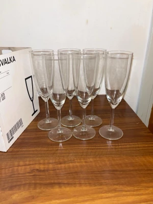 SVALKA champagneglas 6-pack IKEA - Säljer ett 6-pack SVALKA champagneglas från IKEA. Glasen är genomskinliga, har smal och hög kupa med lång fot. Perfekt till dryck och servering. Levereras i originalkartong.
