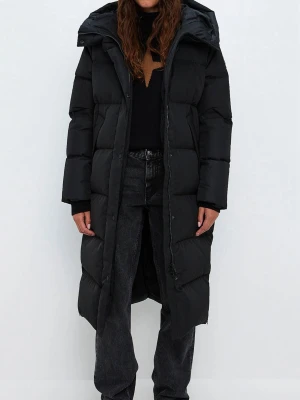 Biella 2.0 down coat dunjacka  - Jackan är från Altitude 8848, köpt för 4.200kr och iInnehar egenskaper för att klara väder och vind. Använd enbart 1 vinter.   Läs gärna mer om material och funktioner på:   https://www.8848altitude.com/sv-SE/dam/biella-2-0-down-coat-black-239008046 