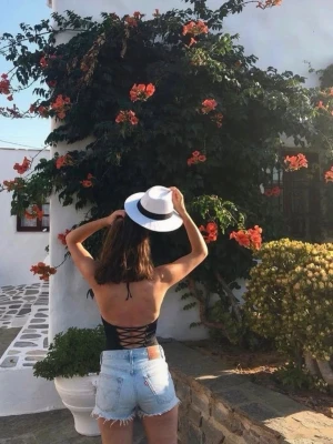 Levi’s jeansshorts - Säljer ett par ljusblå jeansshorts från levi’s! perfekta för varma sommardagar. Snygga att matcha med crop tops eller linnen.