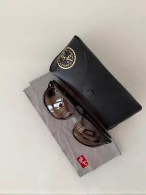 RAYBAN BOYFRIENDS - Säljer dessa populära raybans | Väldigt bra skick | Nypris ca 1300kr | Kontakta vid frågor eller intresse | Kan gå ned i pris vid snabb affär |