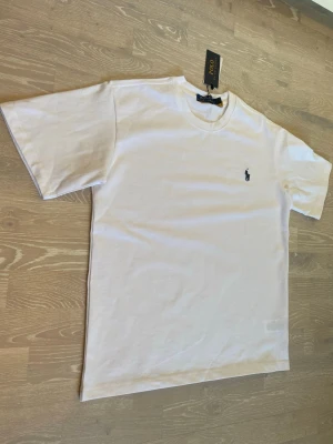 Vit t-shirt från Polo Ralph Lauren - Tja! Säljer en helt ny vit Ralph Lauren T-shirt.                      Den är helt ny och har inga hål eller fläckar.                                Storlek M och måtten kan du se på dem sista bilderna📐.                                                                              Priset kan diskuteras och jag skickar inom 24 Tim☺️💨