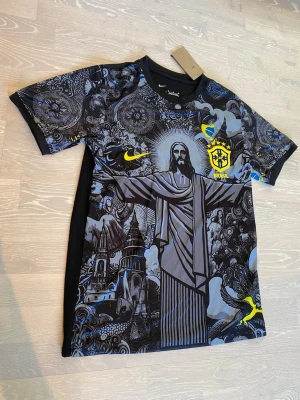 Nike Brasil t-shirt - Hej! Säljer en unik Brazil fotbollströja.                 Storlek M och måtten finns på sista dem bilderna.                     Den är helt ny med inga hål eller liknande.              Priset kan diskuteras och skickar inom 24 Tim 💨☺️