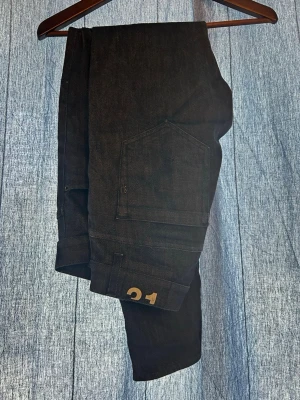 Dondup - Säljer ett par mörkblåa Dondup jeans med rak passform. Perfekta för dig som gillar en stilren men unik look. Skicket är som nytt, knappt använda. Priset går att diskutera och för mer bilder kontakta.