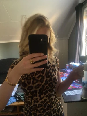 Leopardmönstrad topp med kort ärm - Snygg topp med leopardmönster och korta ärmar. Figurnära passform och rund halsringning. Perfekt för dig som vill sticka ut med en trendig look.