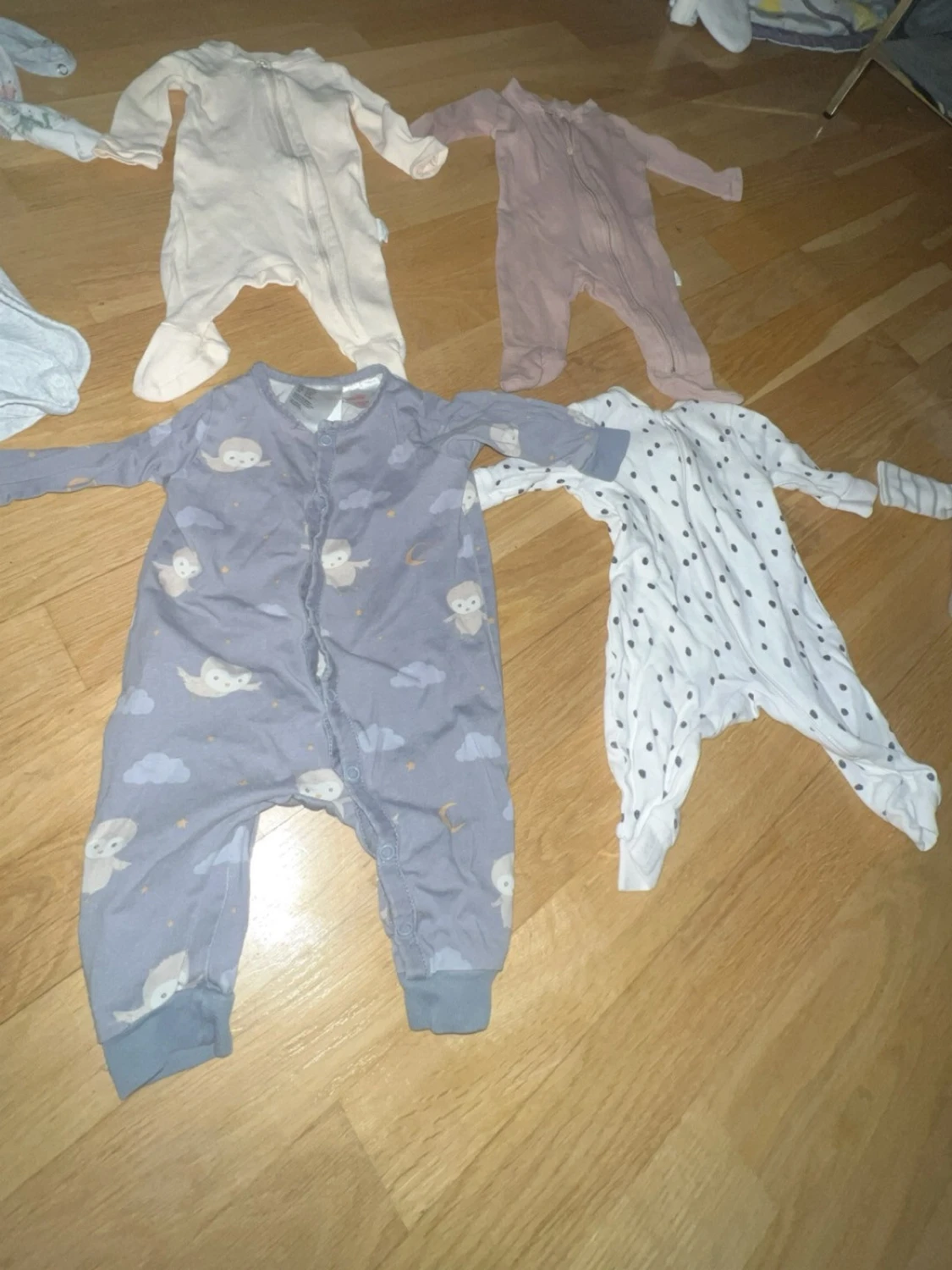 Mix av babybodys i neutrala färger - 4