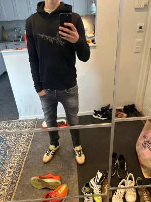 Svart Saint Laurent hoodie med tryck - Säljer denna Saint Laurent hoodie med riktigt snyggt tryck, tror att denna kan bli väldigt trendig nu i år!