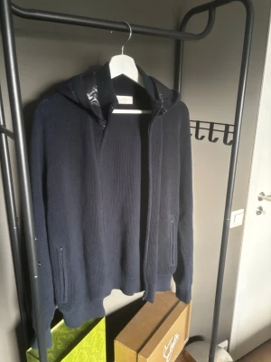 Sayless cardigan  - Hej, jag säljer min blå cardigan från märket ”Sayless”. Detta är en cardigan som funkar både som lager på lager men även över en tshirt. Storleken är Xs men jag skulle säga att den sitter lite mer som en S. Den är använd ungefär 10-15 gånger och är nytvättat. Nypris 999 kr. Hör av dig vid minsta fundering!🙏