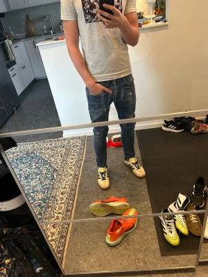 Blå dondup George med slitningar  - Säljer ett par blå Dondup jeans med lätt slitna detaljer. Jag på bilden är 178 och de är lite för små så passar på kortare eller smalare personer