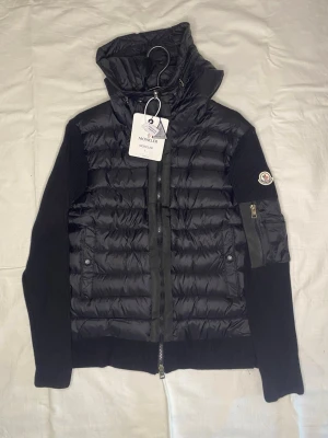 Svart cardigan - Säljer även en till men denna är i storlek S/M:) samma pris vid frågor så är det bara att skriva ✍️ Packas och skickas samma dag. Värsta fall tidigt dagen efter:) 1199:-