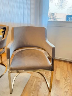 Grå sammetsstol med guldfärgade ben - Modern stol i grå sammet med rundade former och armstöd. Stolen har eleganta guldfärgade metallben som ger en lyxig känsla. Se bild för att se hur den ser ut vid matbordet. Säljer en stol just nu och är man intresserad av fler än ett hör av er. Köpt från Stockholm.