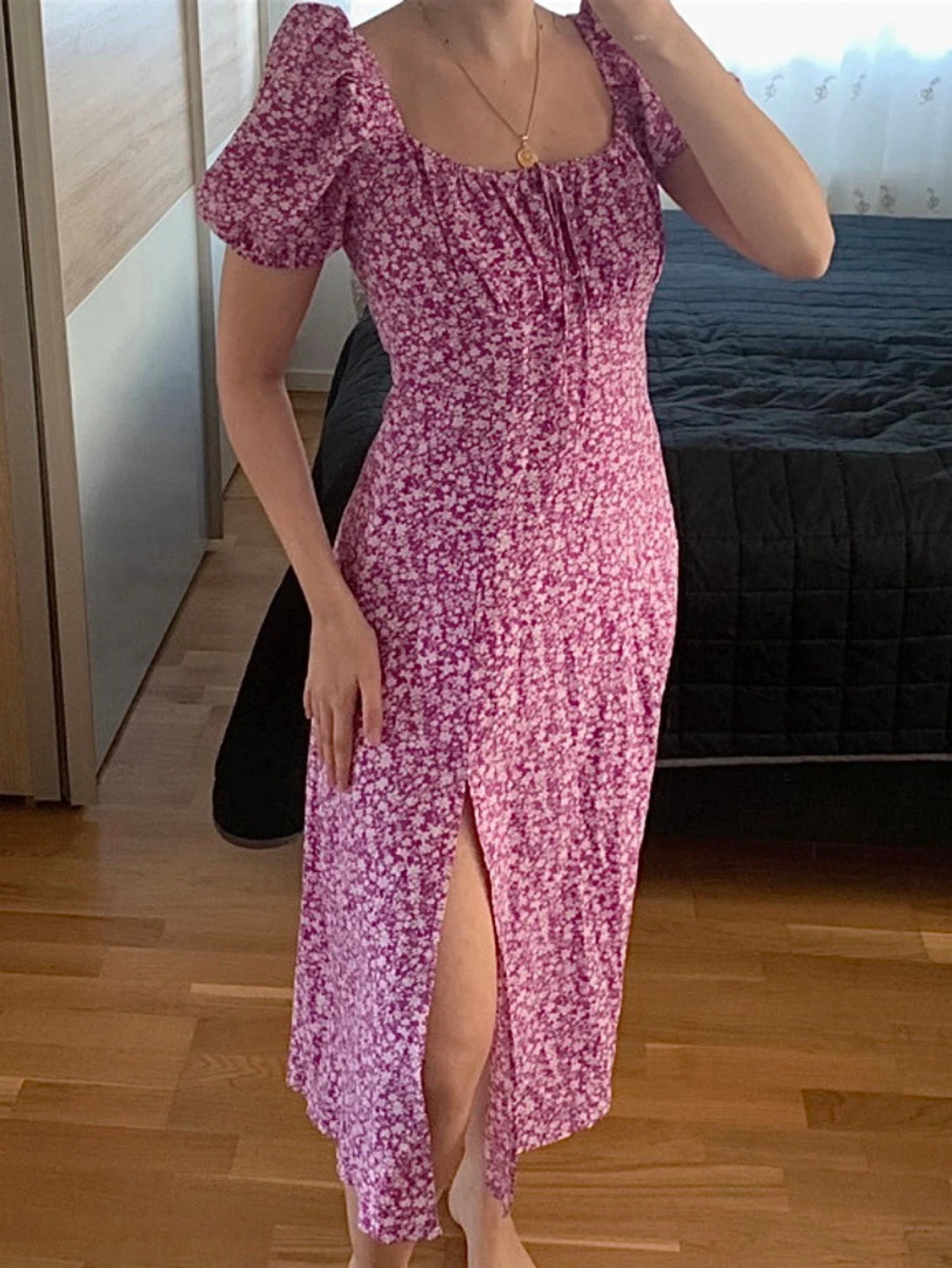 Rosa blommig klänning med puffärm - 1
