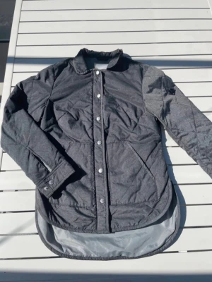 J.Lindeberg jacka  - Säljer en J.Lindeberg jacka i nyskick. Aldrig använd, väl omhändertagen. Nypris: 3500 kronor                                                                         Säljs för: 999 kronor                                                                       Du sparar: 2501 kronor