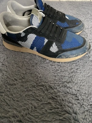 Valentino rockrunners - Snygga rockrunners från Valentino med blå och vita stickade paneler, svarta mockadetaljer och beige sula. 
