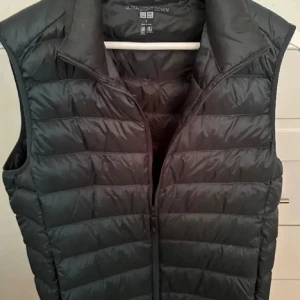 Uniqlo Väst  - Nyskick, grön, inte använd, pris kan diskuteras, Kontakta för frågor.