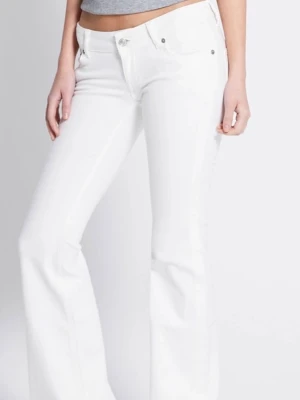 Lågmidjade jeans - Skit snygga lågmidjade vita jeans, helt nya och aldrig använda! Pris går att diskutera! Säljer då de e för långa för mig!