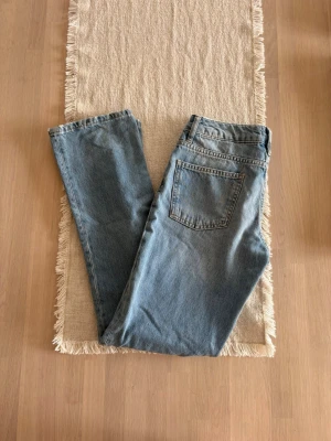 Dam blå raka jeans - Storlek XXS från lager 157 i modellen icon. Skickas inom 48h kika in min profil för mer fina plagg! Rakt över midjemått: ca 33cm. Innebenslängd: ca 79cm.