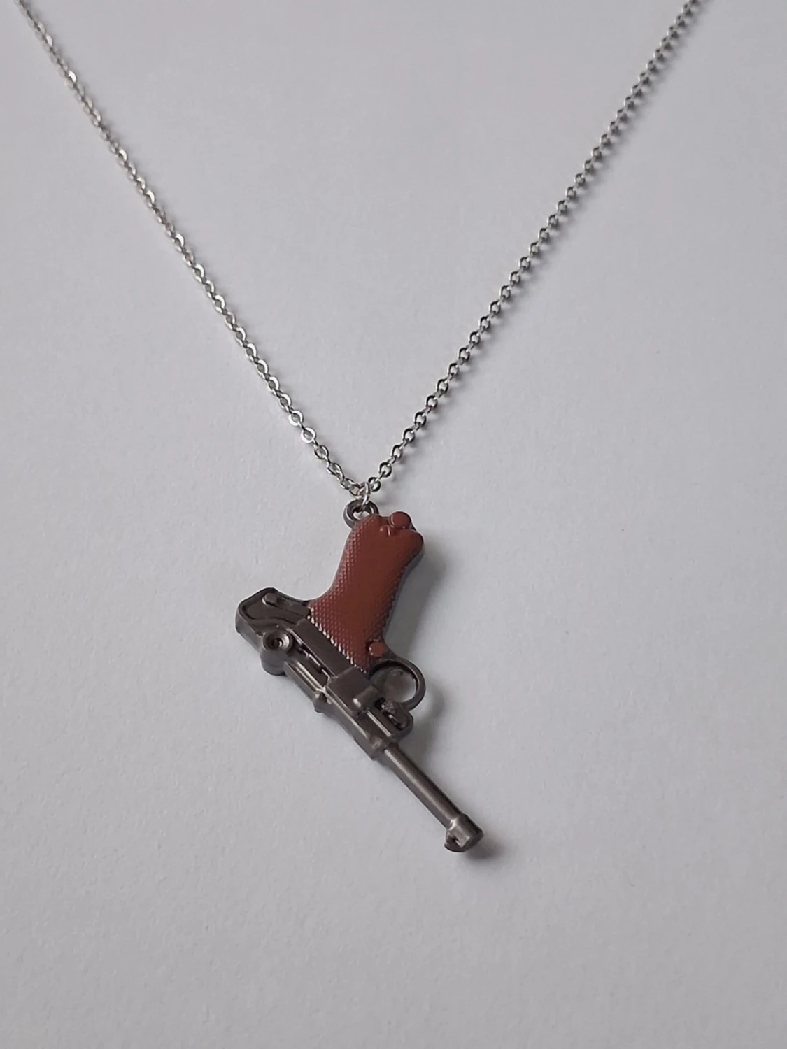 Halsband med pistolhänge i metall - 4