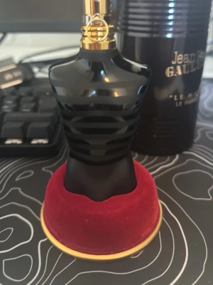 Jean Paul Gaultier Le Male Le Parfum - Säljer en Jean Paul Gaultier Le Male Le Parfum. Flaskan har en unik design i form av en svart manlig torso med gulddetaljer och kommer i en elegant svart metalltub med guldfärgade kanter. Perfekt för dig som gillar exklusiva och stilrena dofter. Har kvitto
