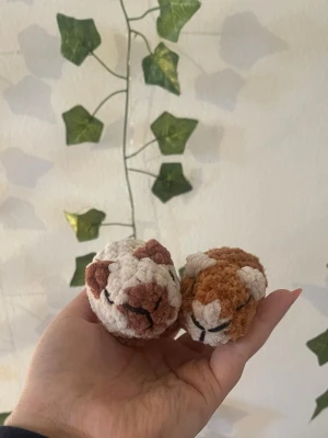 Virkade små capybara - Kostar 35kr/st så bara att skriva vilken/vilka du vill ha!Går att få med nyckelring!       Handvirkat i mjukt polyester garn! Perfekt som gosedjur eller present!