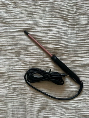 Locktång från BaByliss Paris - Knappt använd.  Köpt från Lyko. En ny kostar 429 kr   Ultratunn 10 mm locktång för att enkelt och snabbt skapa definierade, supertajta trendiga lockar. Vira runt locktången med kvarts-keramisk beläggning, för snabb och enkel styling. Extra lång värmedel som passar perfekt för ett längre hår. 6 digitala värmeinställningar med en topptemperatur 210°C.  Max 210°C 10 mm i diameter Quartz-ceramic beläggning Snabb uppvärmning 6 Digitala värmeinställningar från 160°C - 210°C 