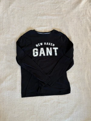 Långärmad gant T-shirt  - Söker du en bekväm långärmad T-shirt  perfekt till våren och sommarkvällarna? Denna långärmade T-shirt är i fint skick och passar till det mesta. Dessutom till ett väldigt fördelaktigt pris där nypriset är upp emot fem gånger så mycket. Tveka inte på att slå till!  (Postar inom 24)