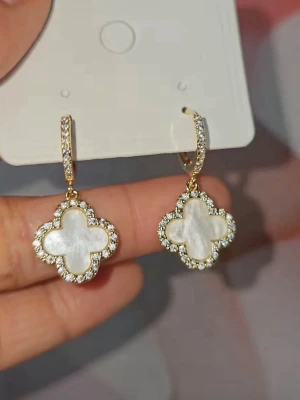 Gold clover Pearl örhängen  - Jättefina klassiska timeless örhängen, färg (White mother of pearl) dem är helt nya. Material i Sterling silver 925. Skickas med en present påse ✨🎁  Erbjuder snabb leverans postar paketet inom 24 timmar