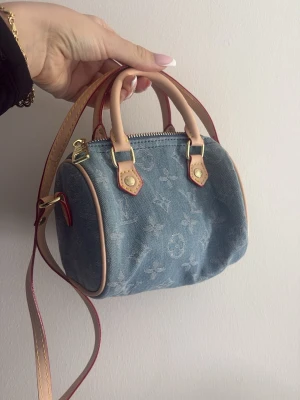  blå denim handväska - Superfin liten handväska 💙🦋