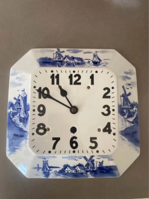 Väggklocka, åttakantig Delft-stil (50/60-tal) - Vintage väggklocka i keramik, åttakantig Delft-stil (50/60-tal). Funkar fint med batteri!