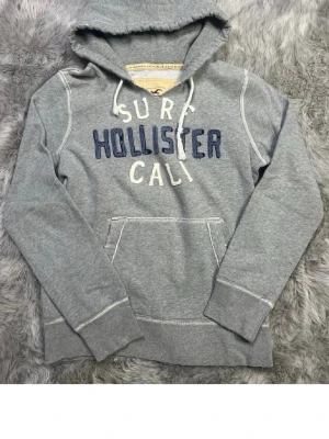 Grå hoodie från Hollister med tryck - Riktigt fet holister hoodie! Helt ny skick! 