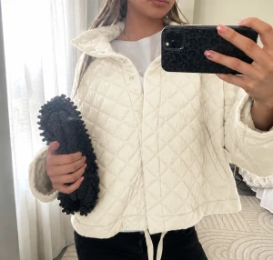 Vit jacka från zara - Supersnygg Jack från Zara i en creamvit färg som passar perfekt till sommaren💕☀️saknar däremot bandet längst ner men det är inget man tänker på☀️☀️.