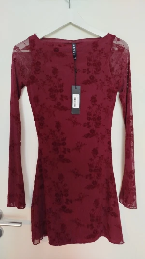 Burgundy floral dress  - Super flattering maroon mesh dress with floral print 🌹 ✨ original price 650 sek ✨ New with tag Perfect for night out, dinner or events Size: S - although its not elastic material which is why I am selling it 