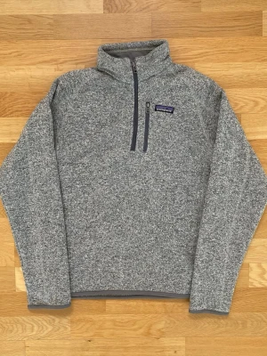 Grå stickad tröja från Patagonia - Selling Patagonia sweater / fleece jacket. Size s. N brand new and unworn. Bought from vinted.