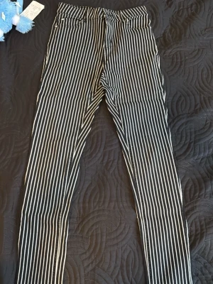 Svartvita randiga jeans från Detroit - Snygga svartvita jeans för barn size 170. Aldrig använda. 