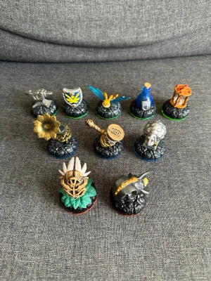 Skylanders Magic Items - 10 st - Skylanders magic items i fint skick!  Healing Elixir Time Twister Sparx Dragonfly Anvil Rain Sky-Iron Shield Groove Machine Battle Hammer Platinum Sheep Rocket Ram Tiki Speaky