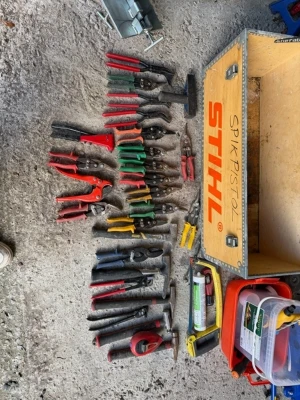 STIHL verktygslåda i trä och metall - Säljer en robust verktygslåda från STIHL i trä med metallförstärkta hörn och handtag. Lådan har tydlig STIHL-logga i orange och texten 'spikpistol' på sidan. Perfekt för att förvara verktyg och tillbehör i garaget eller verkstaden.