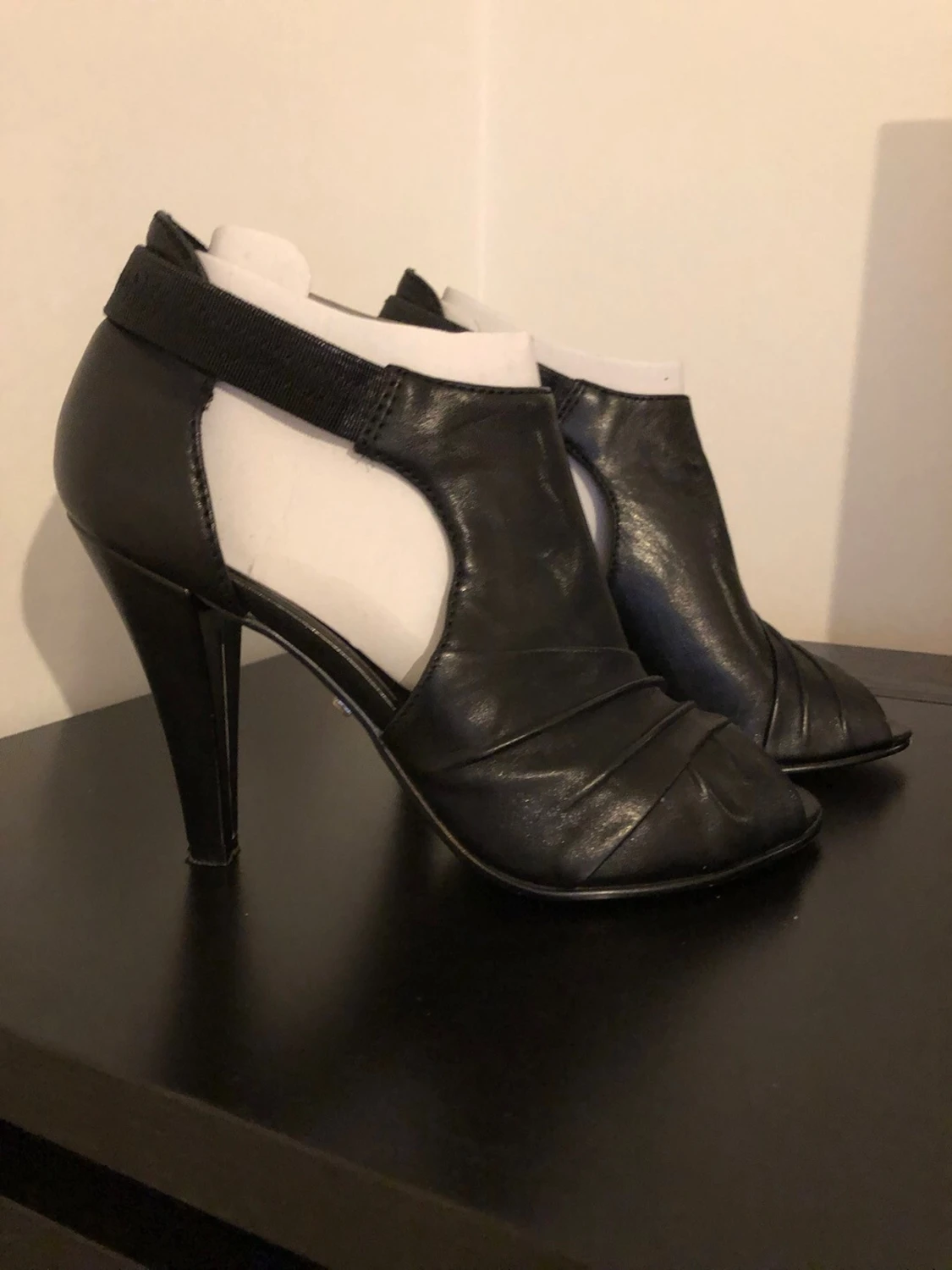 Svarta peep-toe pumps i skinn - 2