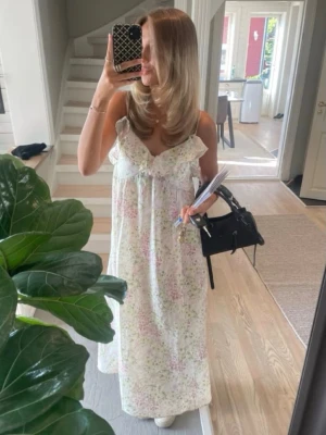 Blommig långklänning med volang - Säljer nu min jättefina populära klänning från hm💕 perfekt till midsommar och andra somriga tillfällen💕den är som ny💕