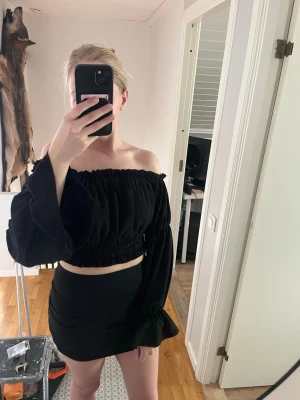 Svart offshoulder croppad topp - svart offshoulder topp med långaärmar från NEW YORKER 