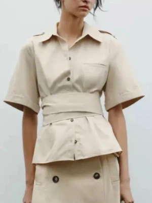 Beige skjorta med bälte och knappar - Storlek S från Zara! Blus/skjorta