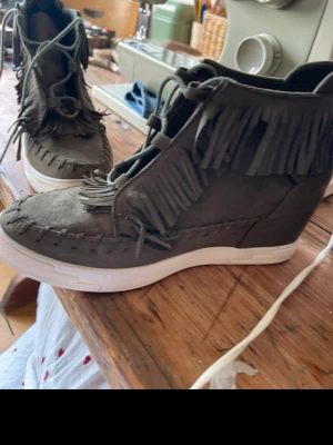Militärgröna mockasneakers med fransar - Snygga skor typ oanvända 