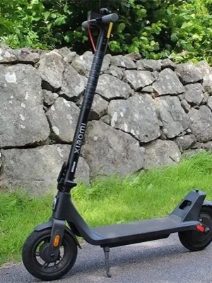 Xiaomi 4 lite gen2 - Godkänd elsparkcykel och klassad som cykel enligt Transportstyrelsen regelverk Produktens Höjdpunkter 20km Räckvidd 250W nominell motoreffekt Smart BMS skyddar batteriet Scooter 4 Lite (2nd Gen) NE  är godkänd enligt Transportstyrelsens regler och klassificeras som en cykel. Den uppfyller kraven med en topphastighet på 20 km/h och en kontinuerlig märkeffekt på högst 250 watt. .Perfekt för smidig transport i stan eller till skolan. Obs. Ringklockan på styret är defekt.